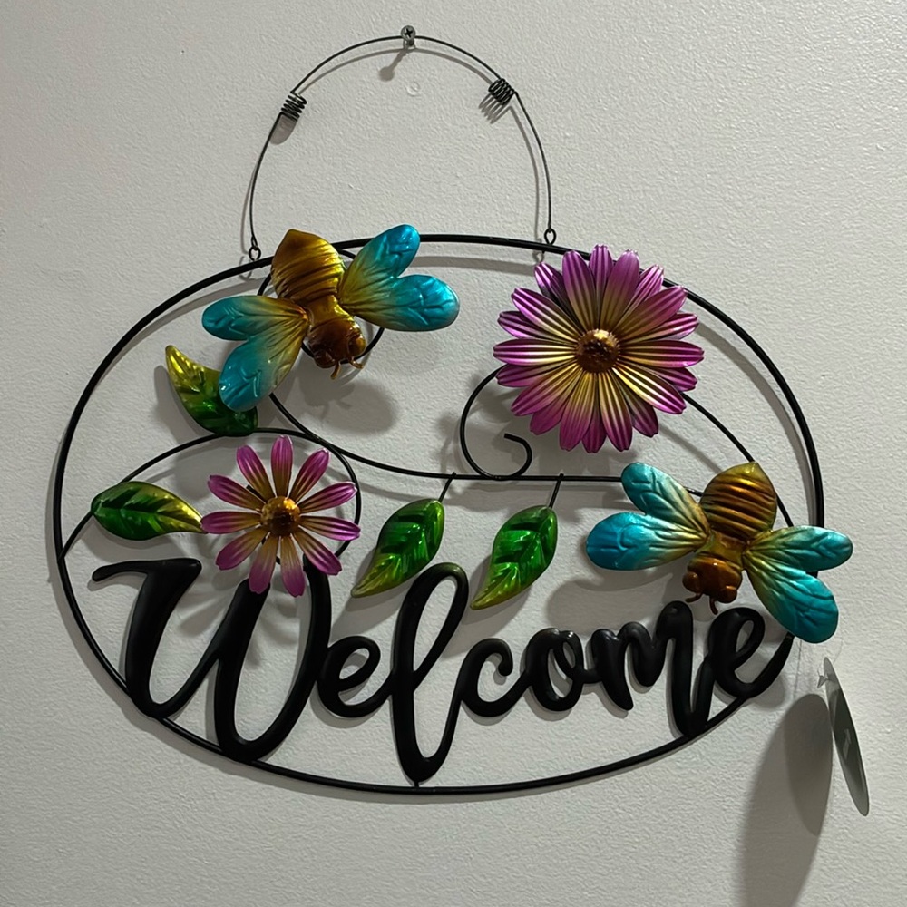 HP- NWT- Round Metal Welcome Decor Sign with Flowers and Bees